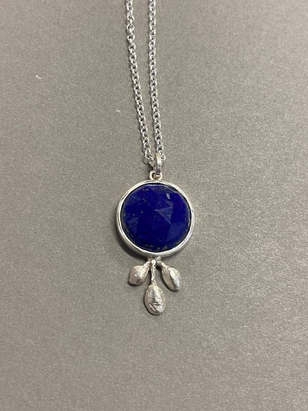 Andrea Mueller -  Gem with  three buds - Lapis Lazuli - Necklace
