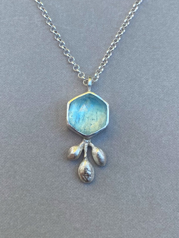 Andrea Mueller -  Santa maria aquamarine - Gem with  three buds - Necklace