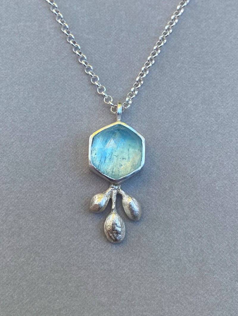 Andrea Mueller -  Santa maria aquamarine - Gem with  three buds - Necklace