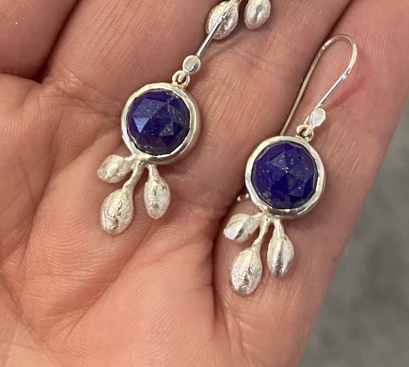 Andrea Mueller -  Gem with three buds - Lapis Lazuli - Earrings